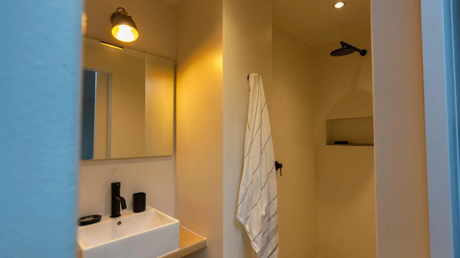 Stylish Studio Apartment In The Heart Of Le Cap 0*,